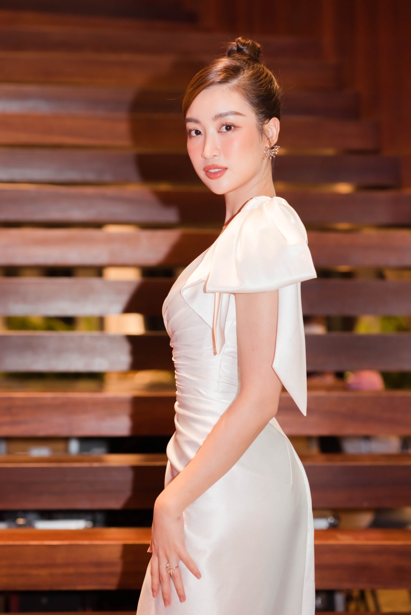 Hoa hậu Tiểu Vy kín cổng cao tường, Đỗ Mỹ Linh khoe vai trần nuột nà trên thảm đỏ  - Ảnh 1